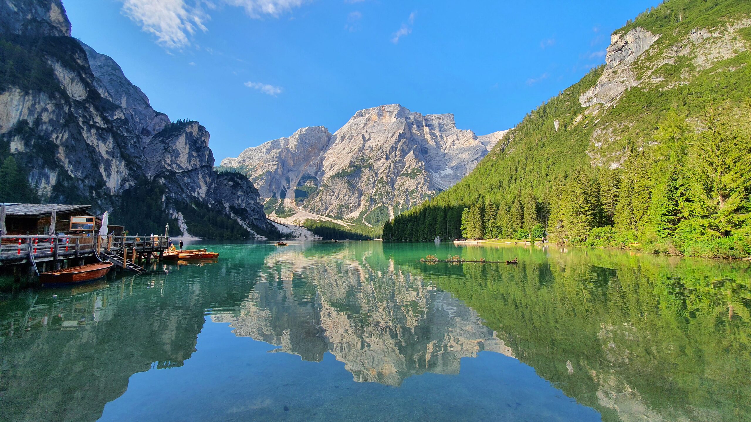 Déstress Express Lac turquoise paisible avec reflets des montagnes sous un ciel bleu